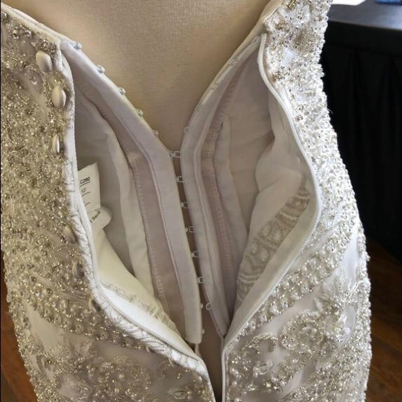 Allure Couture Wedding Dress - Sample - Picture 8 of 8